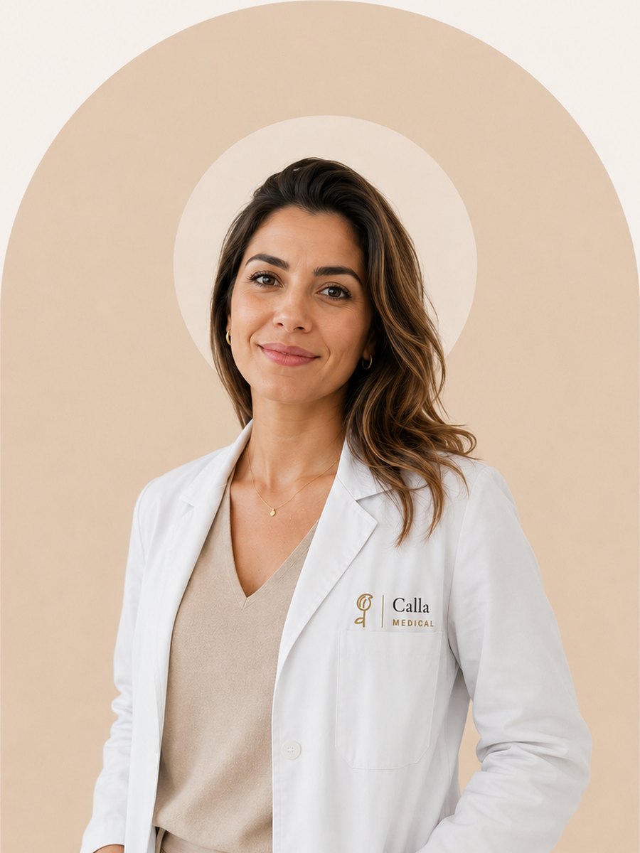 Dr. Sanne de Boer, BIG-geregistreerd arts bij Calla Medical, in witte jas tegen een crèmekleurige boog